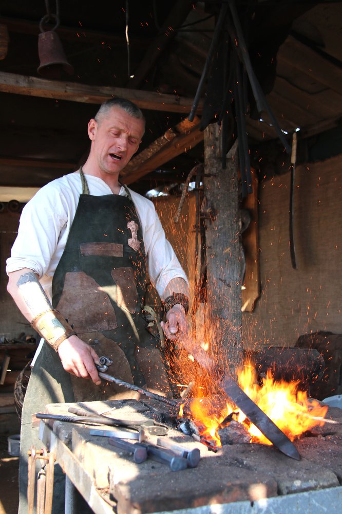 кузнец за работой