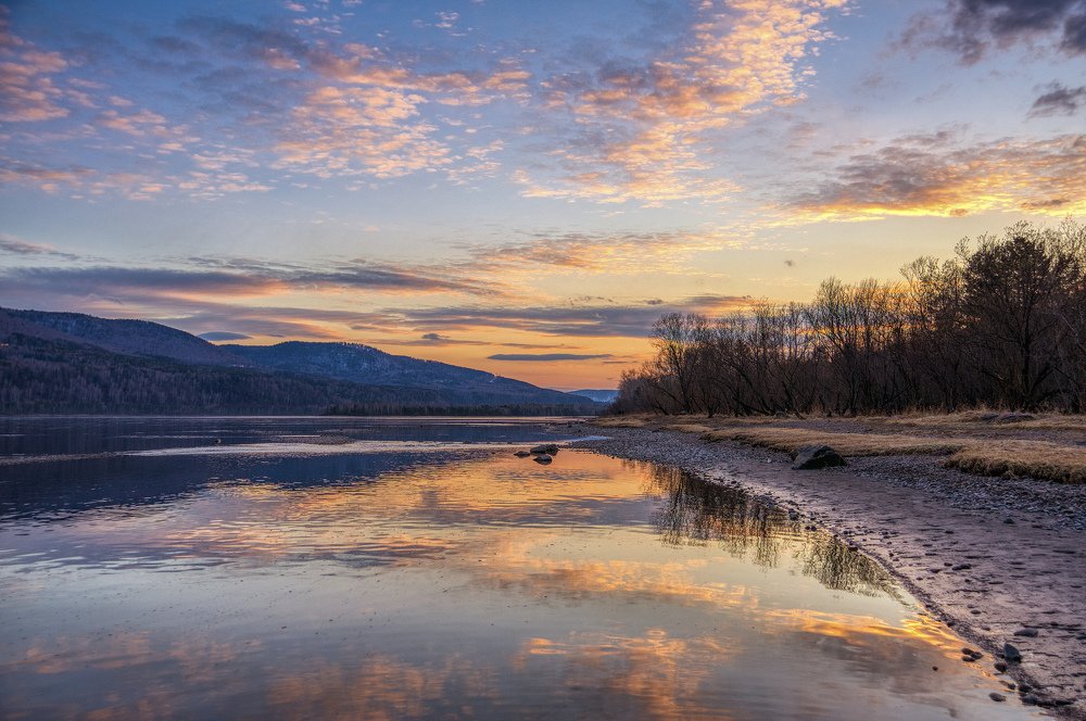 Пожаром закат златомирный пылает...
