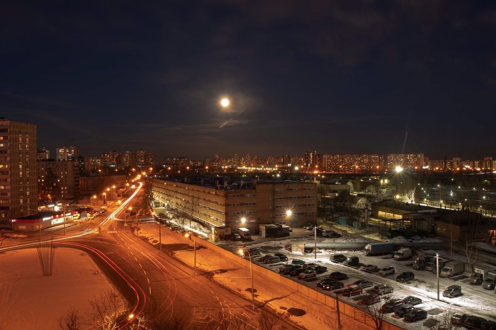 Луна в ночном городе