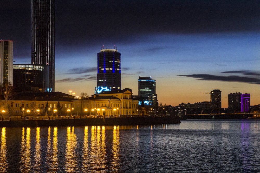 Вечерний Екатеринбург. Вид на Верх-Исетский пруд.