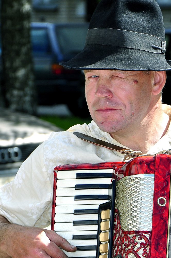 Озорной уличный музыкант