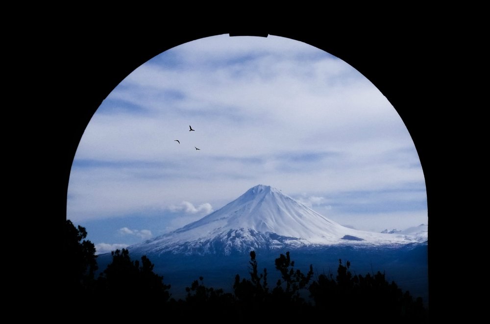 Mount Sis with its whole majesty.