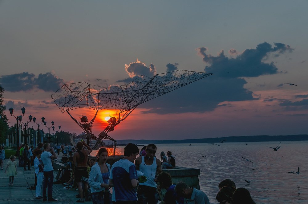Набережная Петрозаводска во время белых ночей.