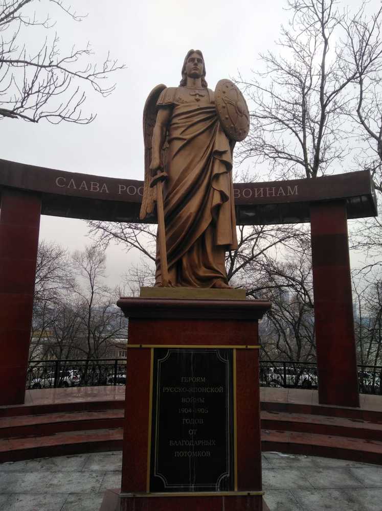 Памятник российским воинам во Владивостоке.