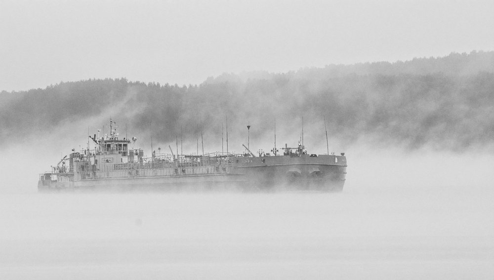 Баржа в утреннем тумане