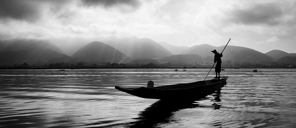 Пейзаж с рыбаком и лодкой