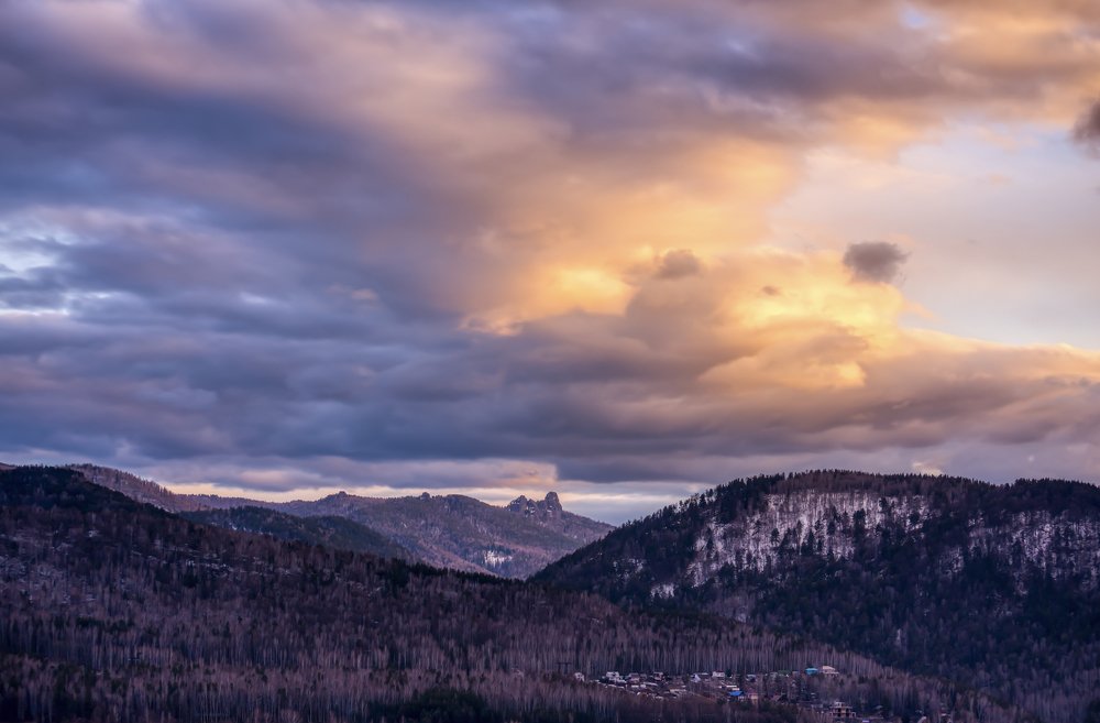 Закат пожаром пылает.
