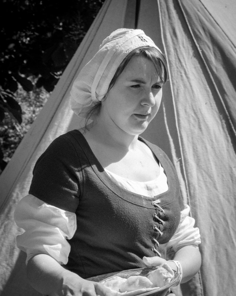 Девушка с пирожками