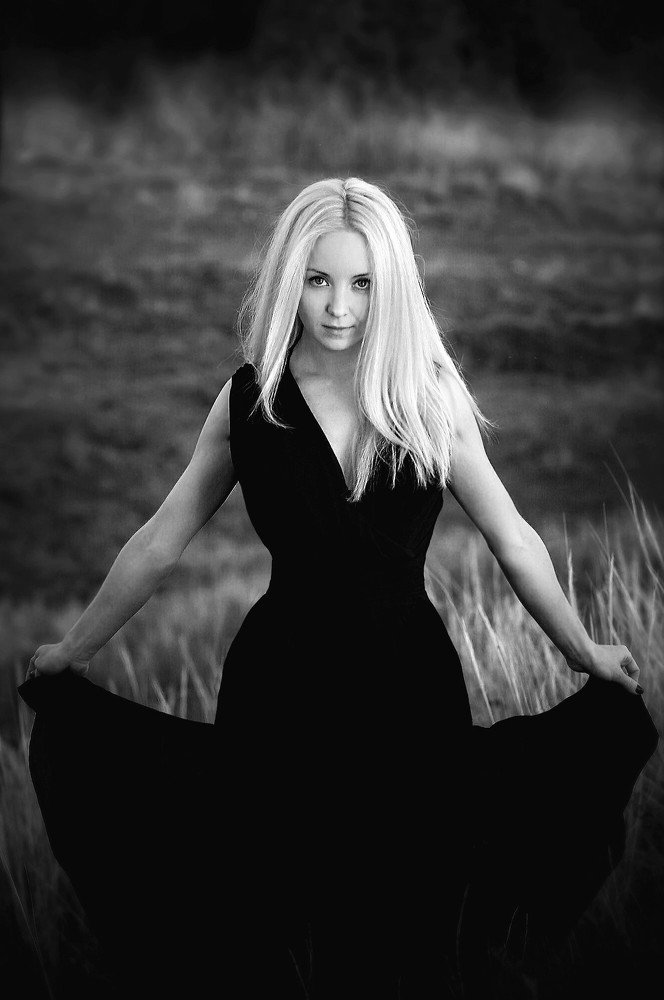 Девушка в черном