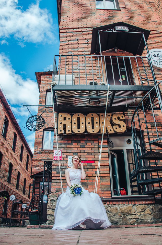 wedding walk in the city