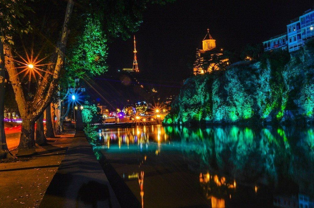 Вид на телевышку и  храм Метехи со стороны реки Куры