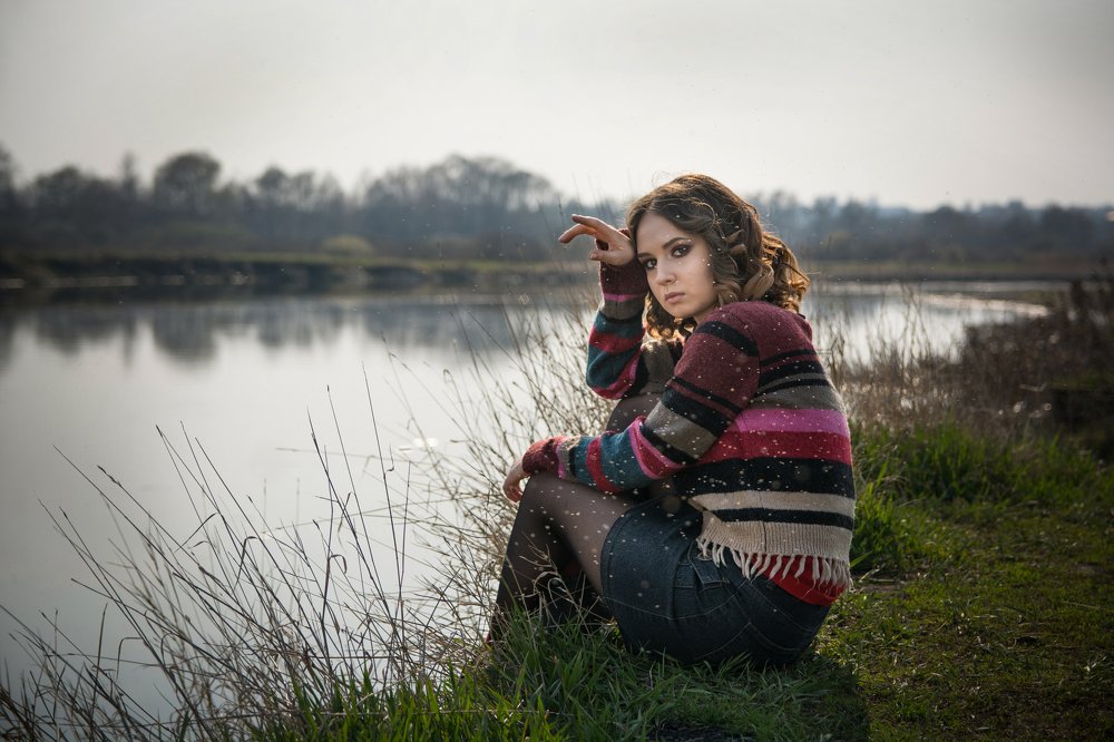 Девушка на берегу реки..