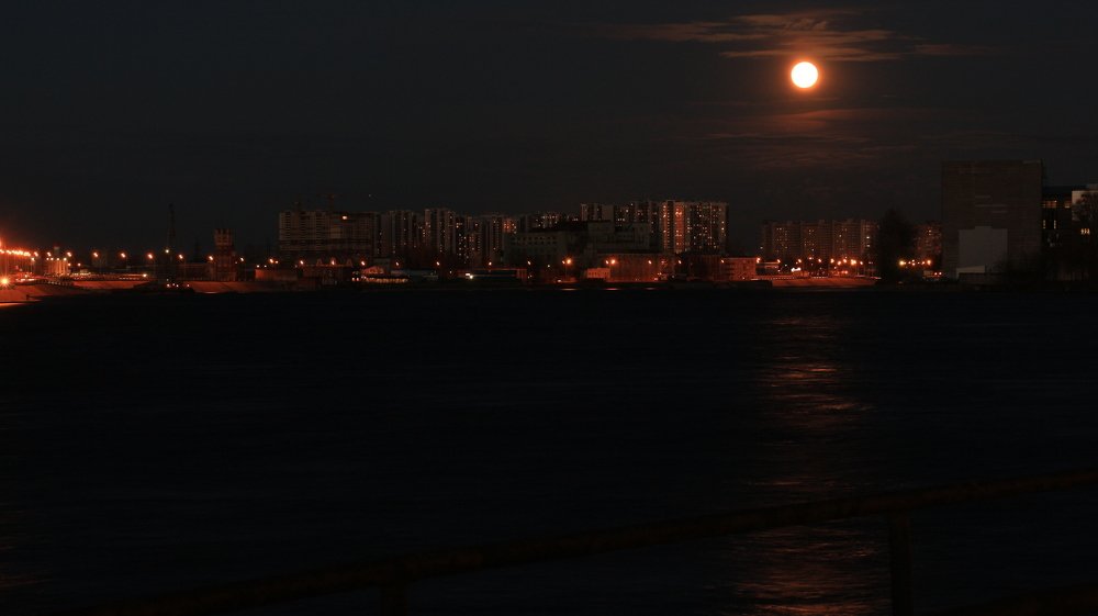 Полнолуние над городом