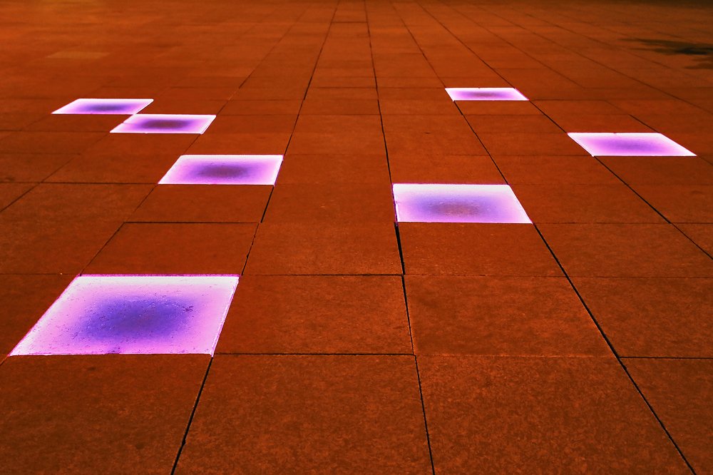 Розовые следы на красном