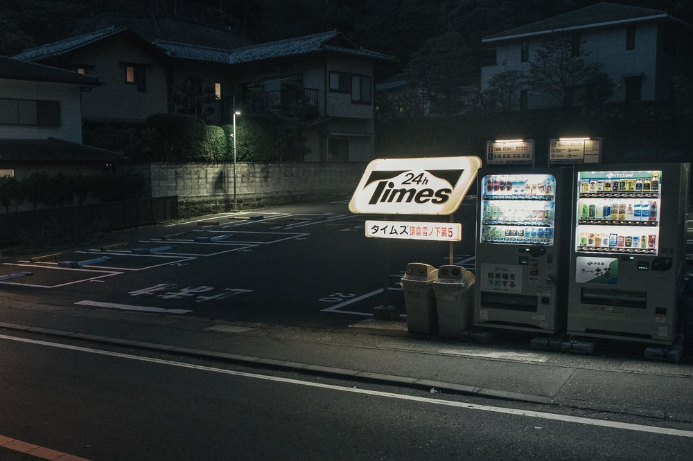 Парковка на окраине ночью