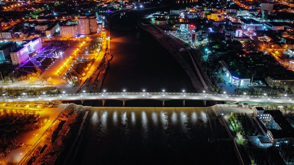 Ночной Атырау, центральный мост