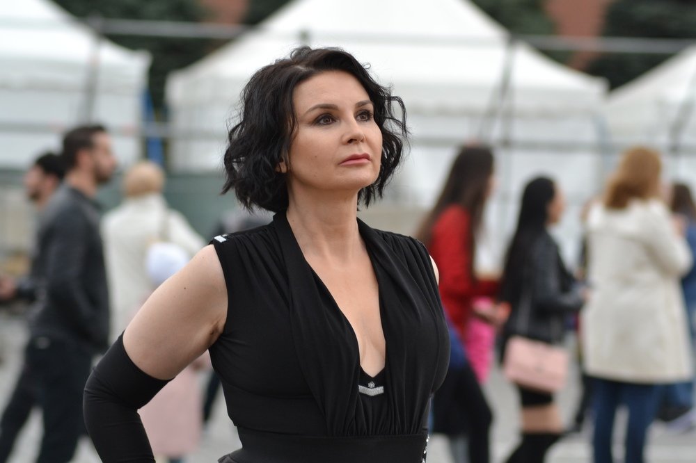 Женщина  в черном