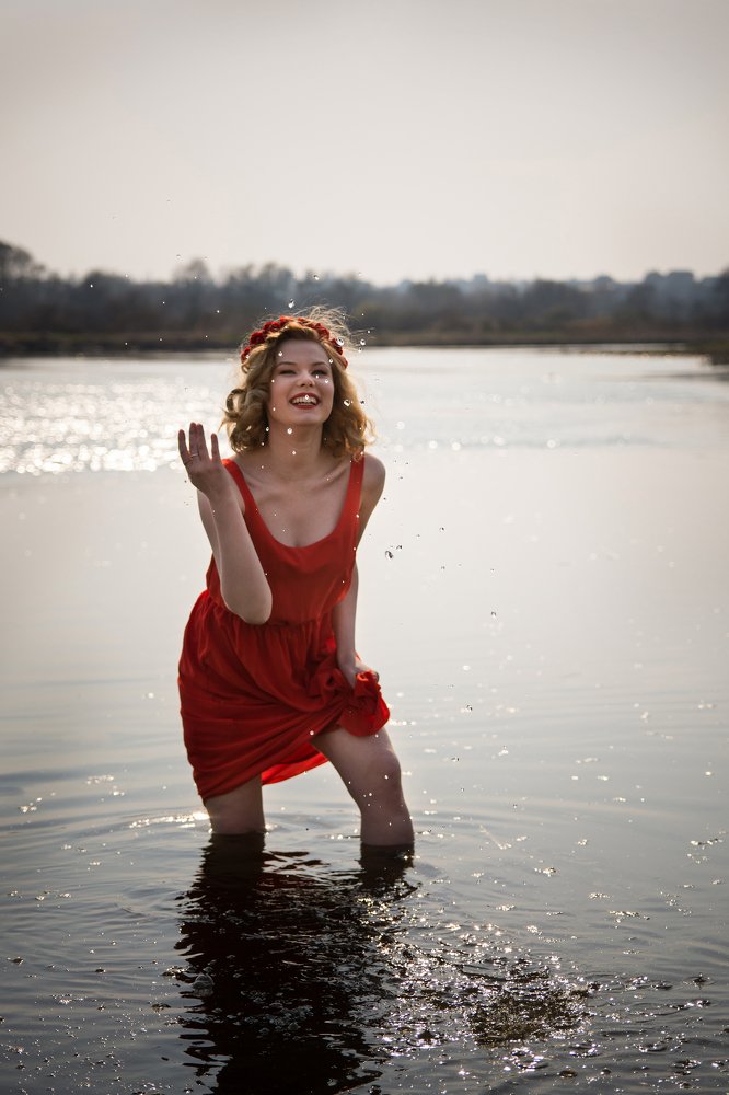 Девушка с брызгами воды..