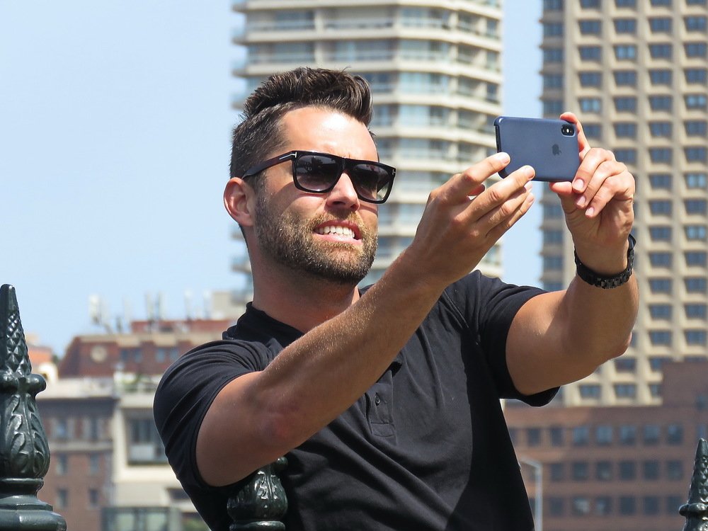 Неизвестный снимает сэлфи. Сидней. Австралия