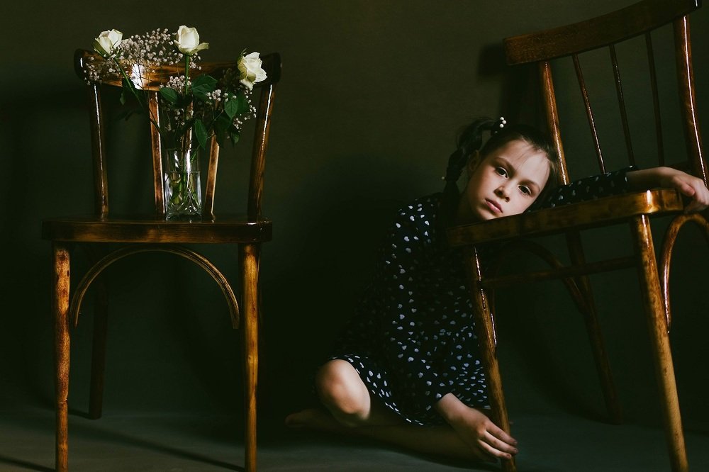 Девочка со стулом