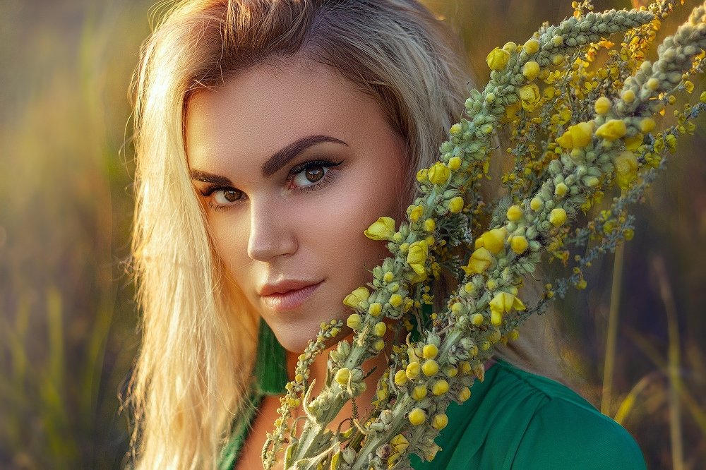 Девушка с жёлтыми цветами