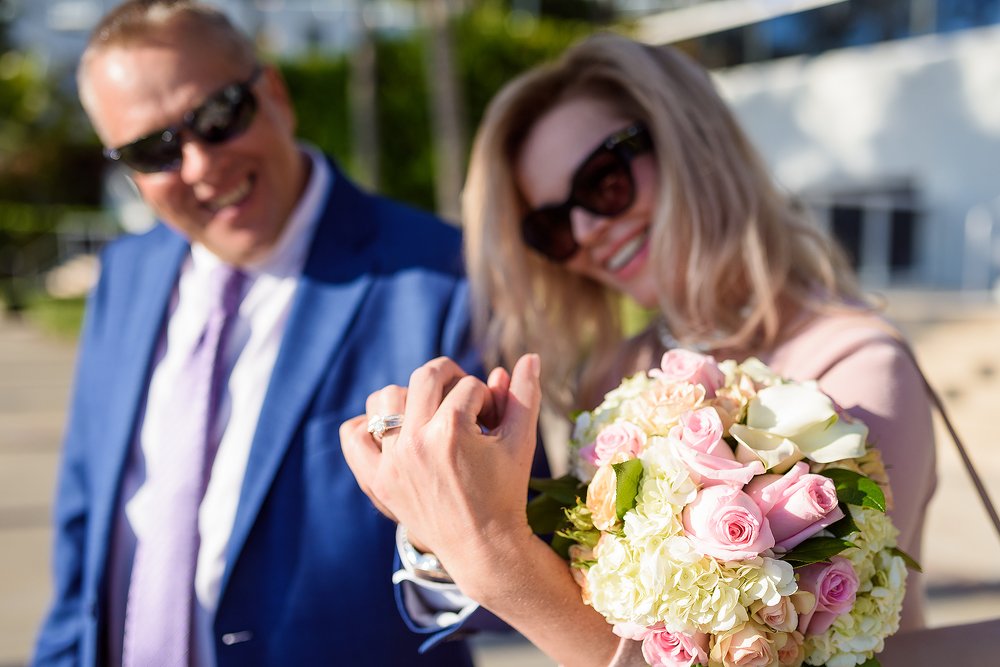 Держаться за руки..