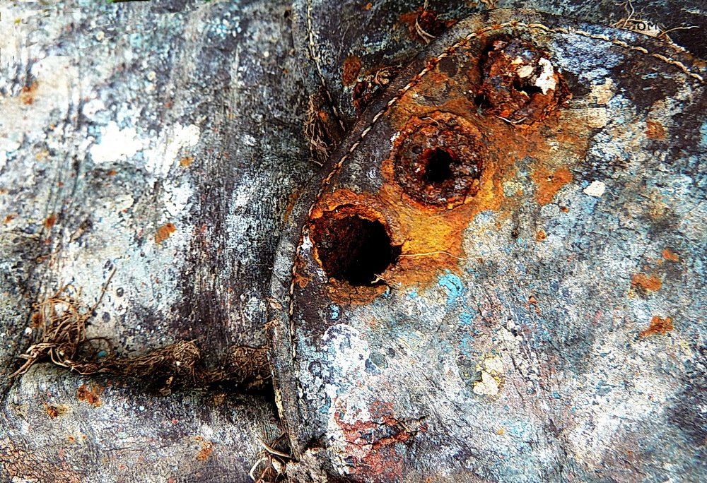 Кожа и ржавчина.