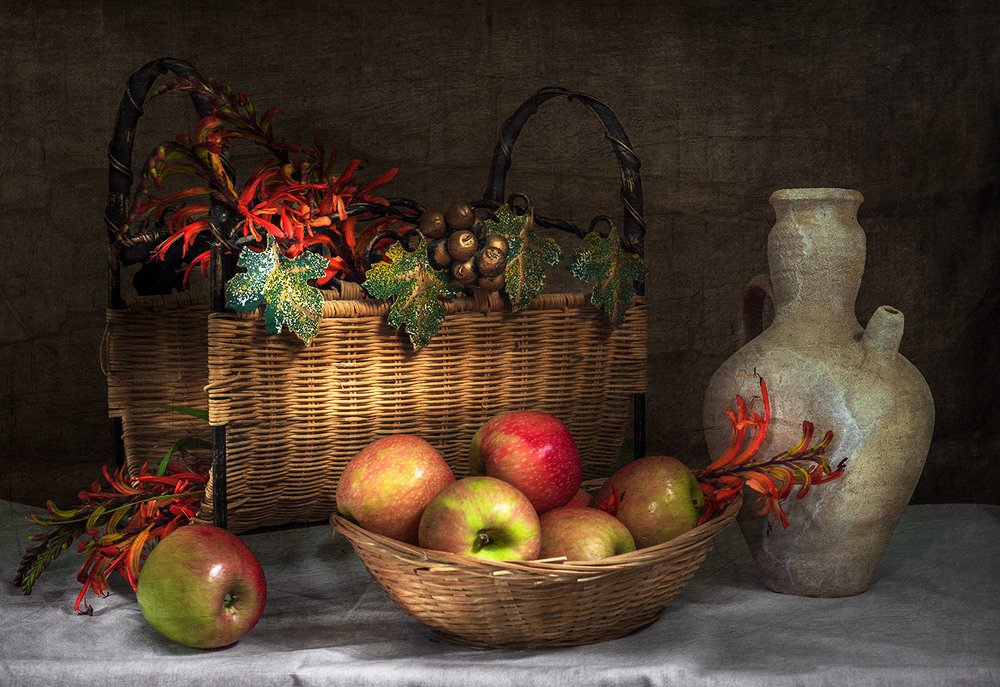 Натюрморт с яблоками