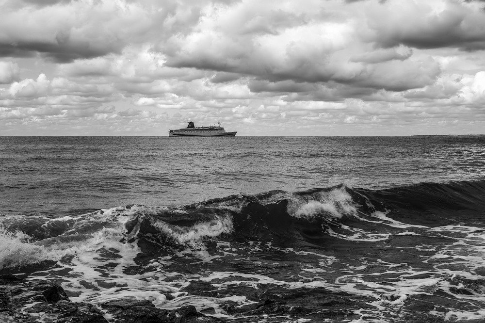 Черное - черное море