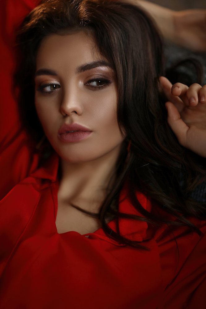 девушка в красном