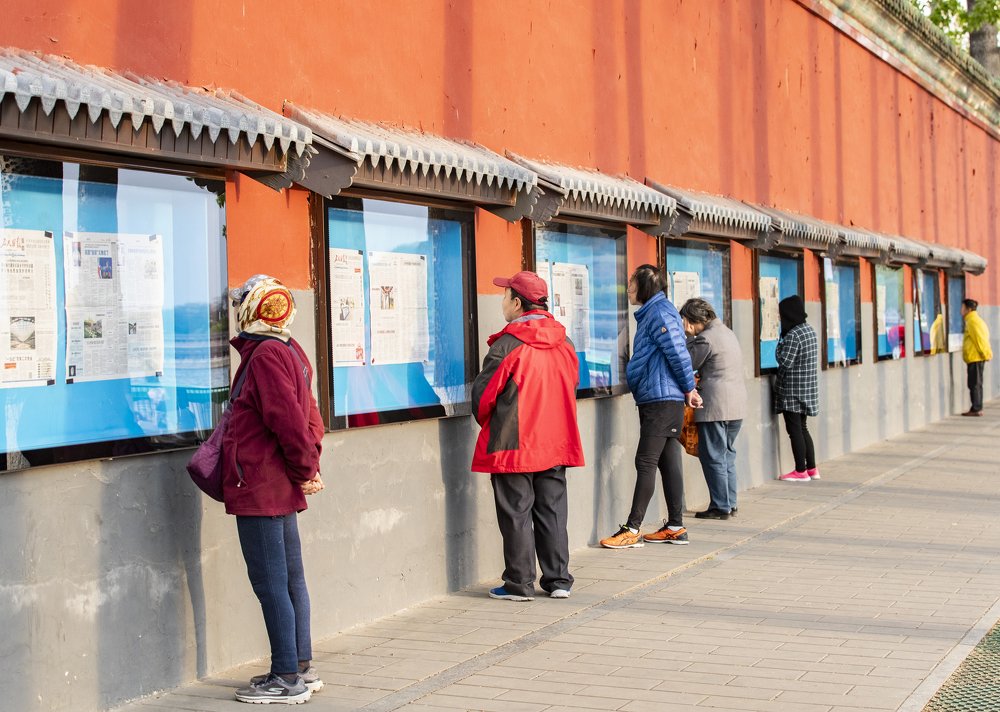 Стенд с газетами " источник информации"