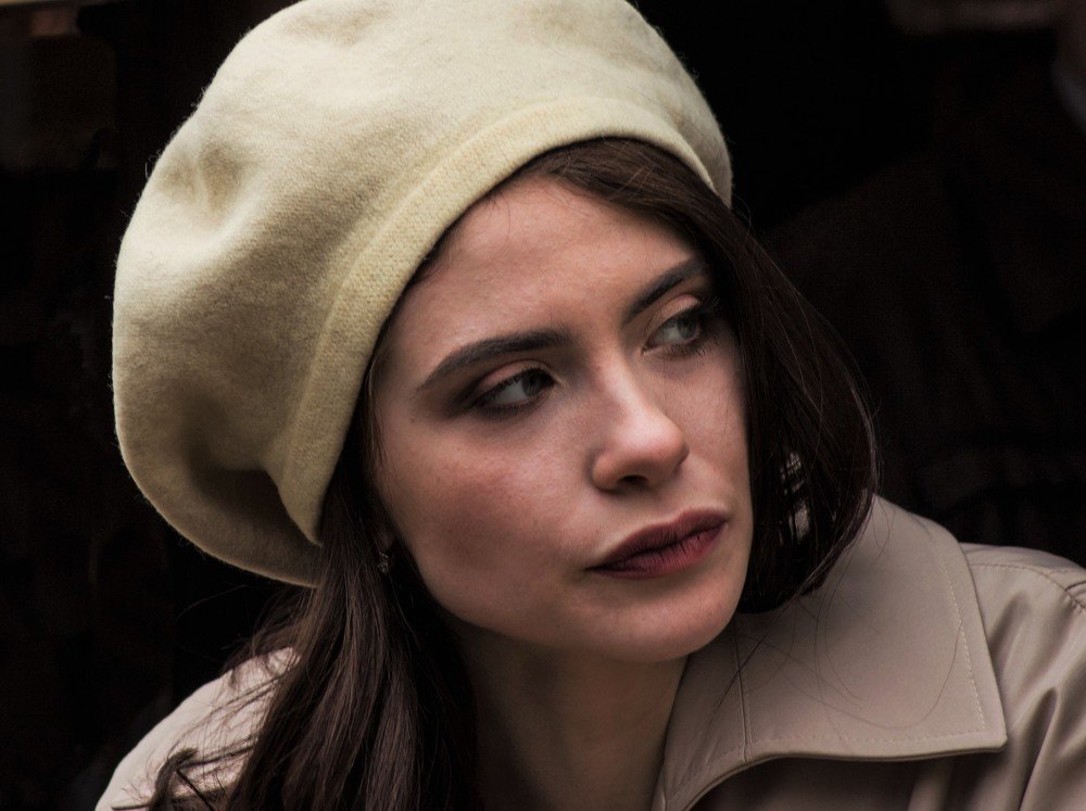 незнакомка в окне трамвая