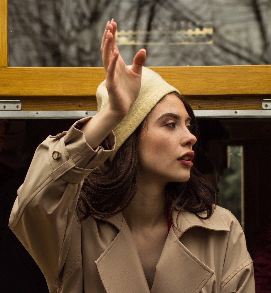 незнакомка в ретро-трамвае