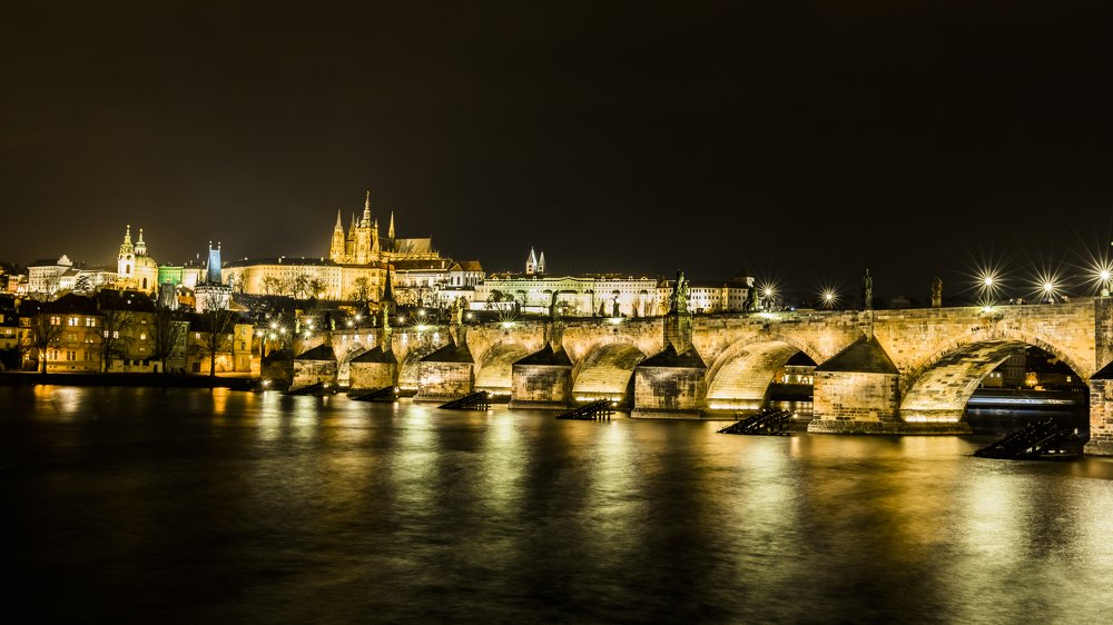 Карлов мост в ночном освещении