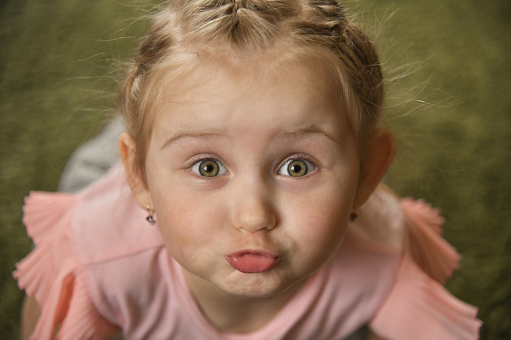 изображая лягушку