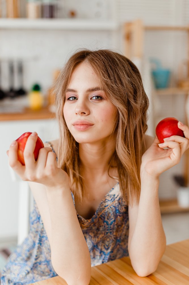 девушка с яблоками