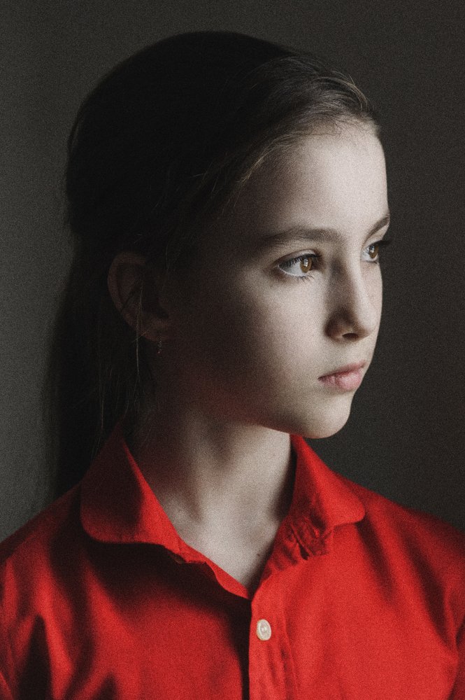 Девочка у окна.