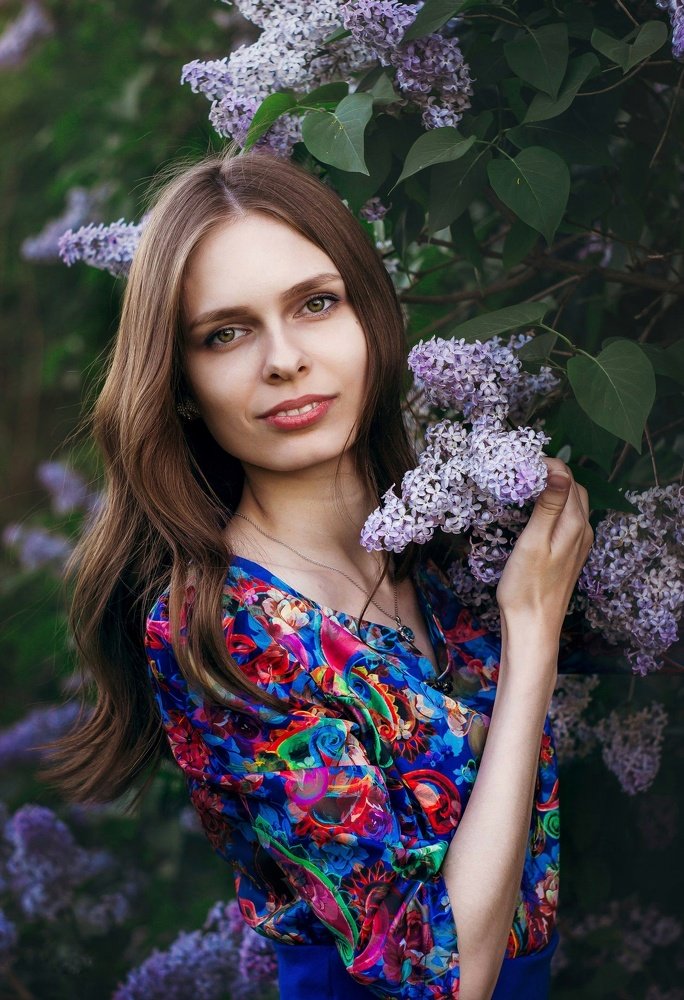 Портрет в цветущей сирени.