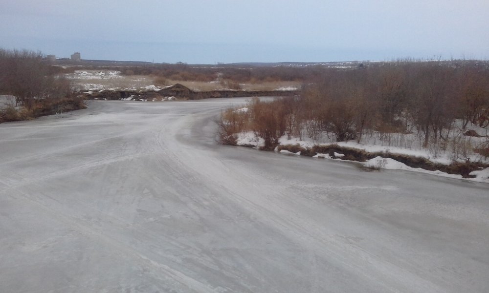 лед на реке устал