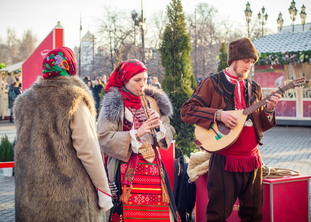 Песни и пляски.