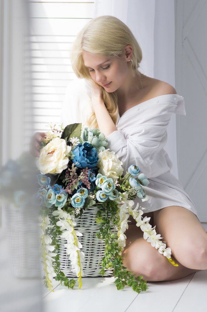 девшука с цветами