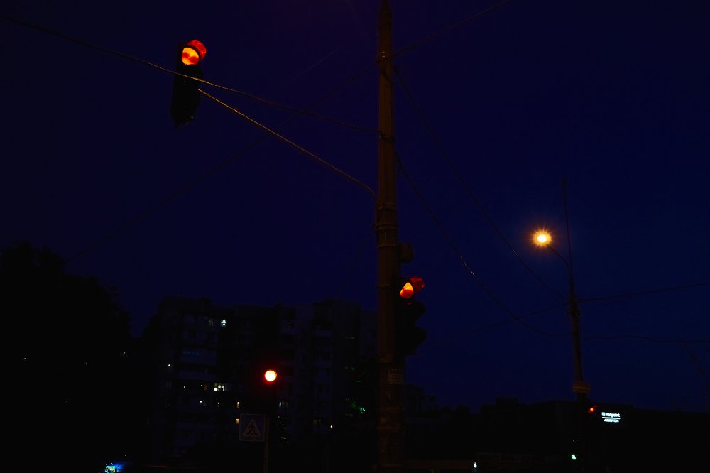 На красном ...