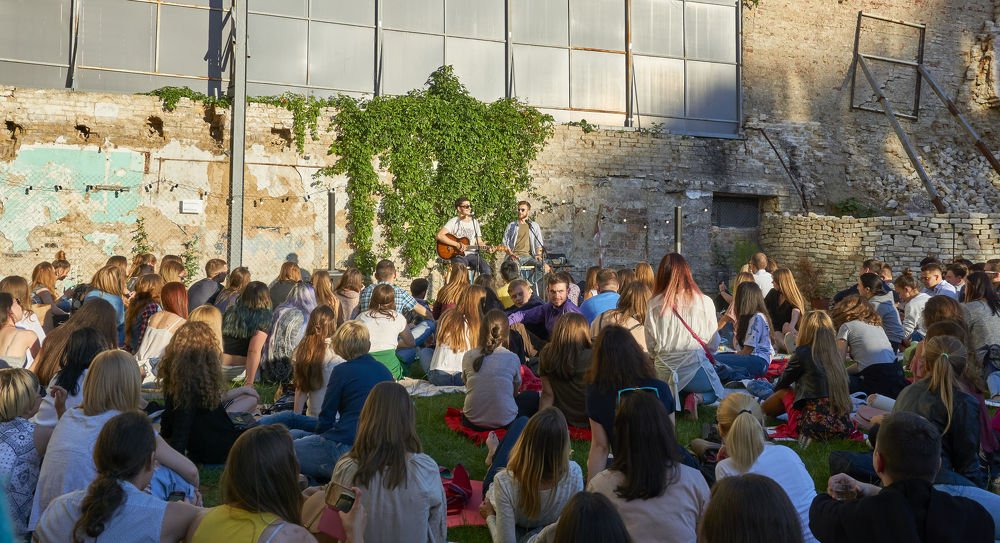 Концерт на задворках...