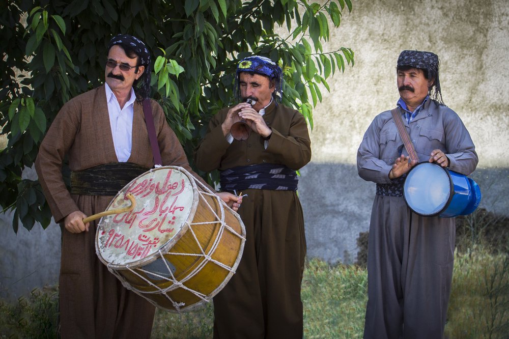 Street musicians and actors