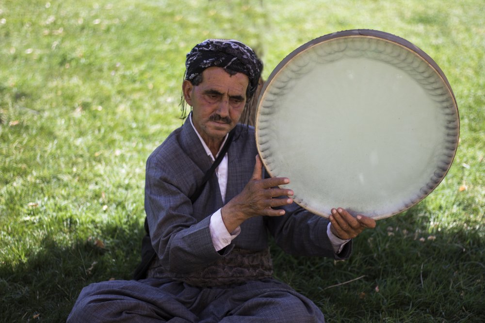 Street musicians and actors