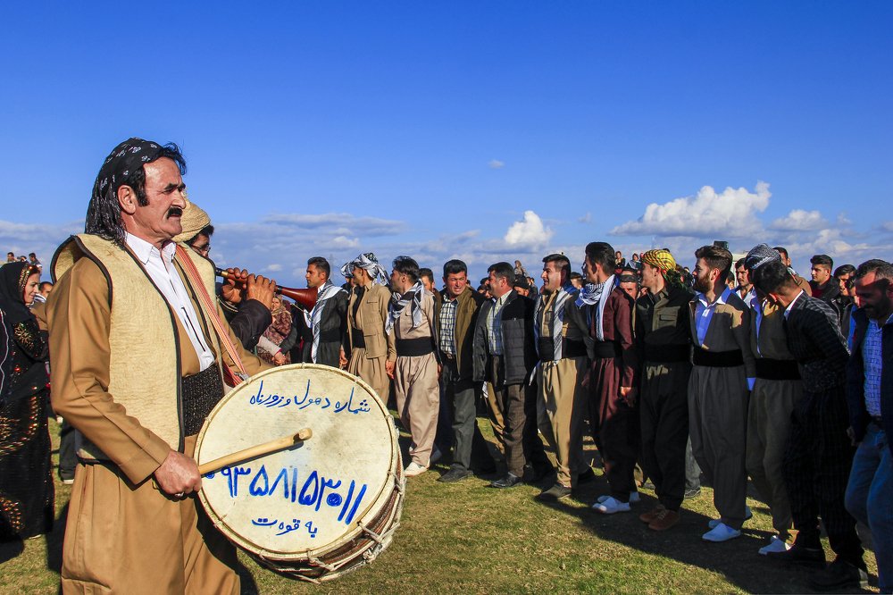 Street musicians and actors