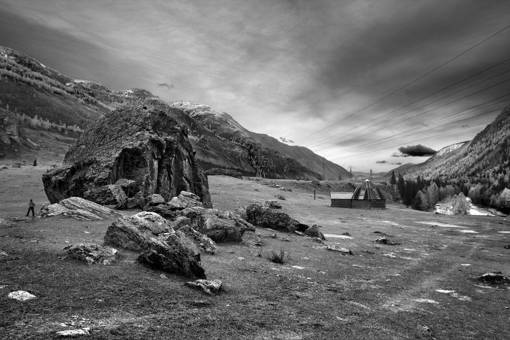 Расколотый камень на Чуе. Рядом с порогом Буревестник. Республика Алтай.