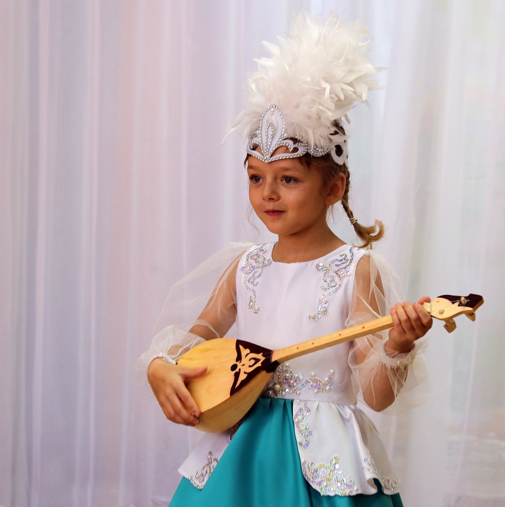 Девочка с домброй