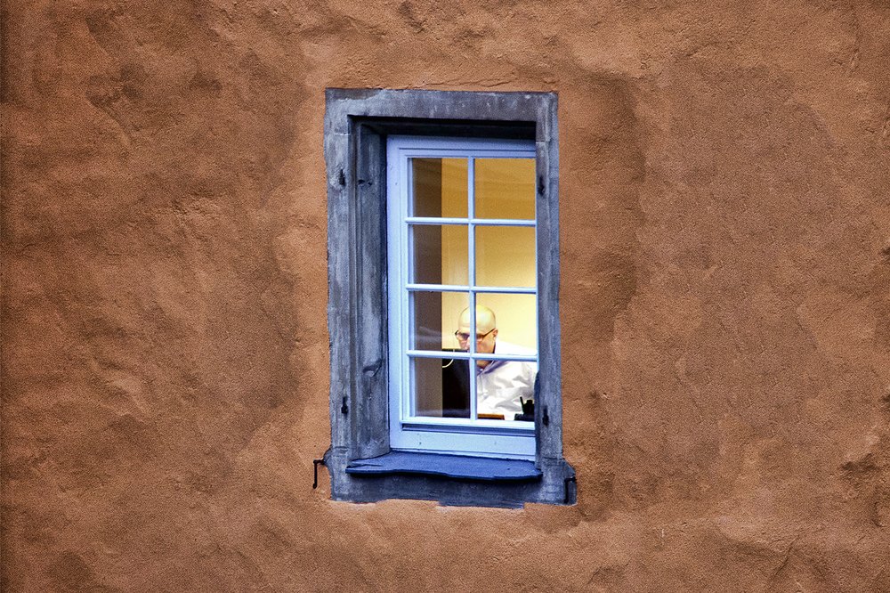 Лысый, пить будешь?... А баба твоя?