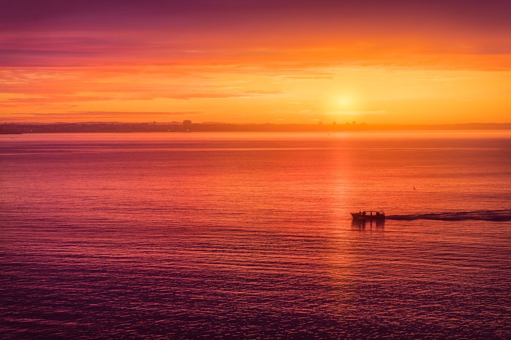 Barco ao nascer do sol